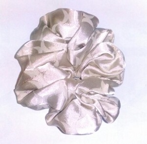 ヘアーアクセサリー シュシュ サテンのような光沢ベージュ 新品未使用 拍卖