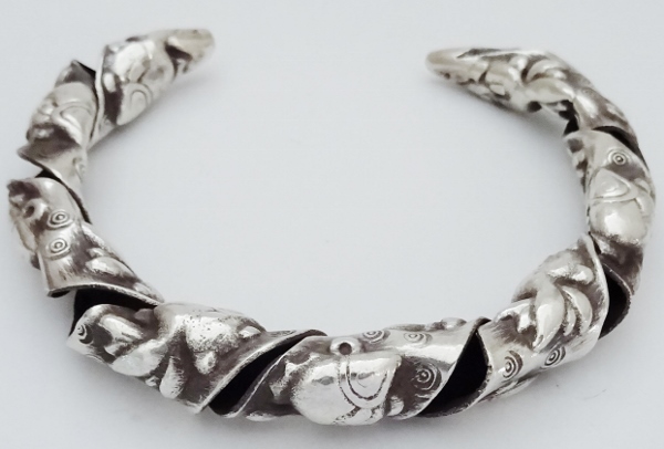◆カレンシルバーバングル◆ねじれ◆刻印・魚◆カレン族【17tv06a】拍卖
