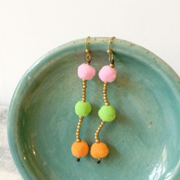新品未使用&即決◎アジアンカラフルポンポンのピアス◎j エスニック アジアン雑貨 タイ雑貨 刺繍拍卖