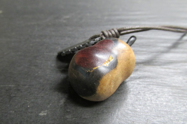 黒柿・紅木オイルフィニッシュ沈金葉っぱ付きひょうたんペンダント拍卖