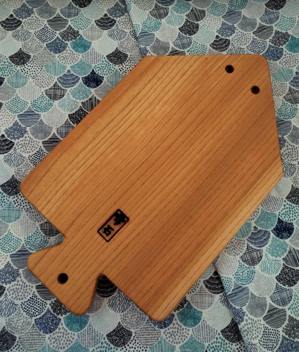 岩手県産のケヤキ材を使った、カッティング・ボード 『魚』(小) 木工職人さん手作りの品です。拍卖