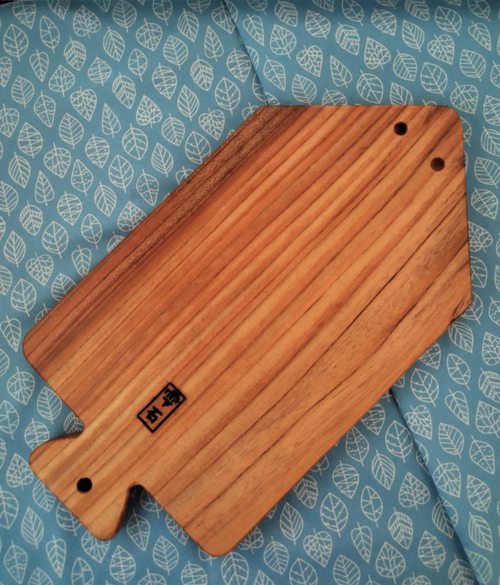 いわて県産のケヤキ材を使った、カッティング・ボード 『魚』(大)をモチーフにしました。拍卖