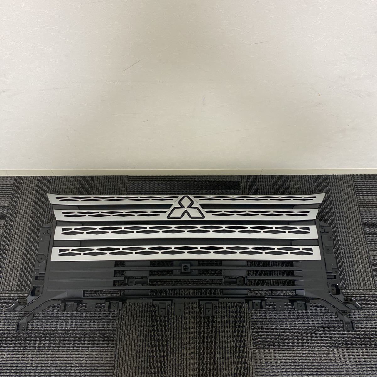 新車外し 超美品 三菱 CV1W デリカD5 後期 純正 フロントグリル センターグリル ②拍卖