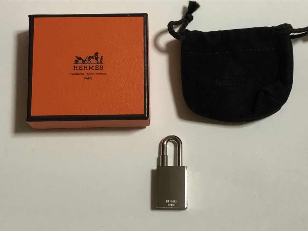 激レア 未使用 HERMES ブック カデナ 2010年 限定 エルメス 本 チャーム キーリング キーホルダー 「語りつがれる物語」 Conte et raconte拍卖