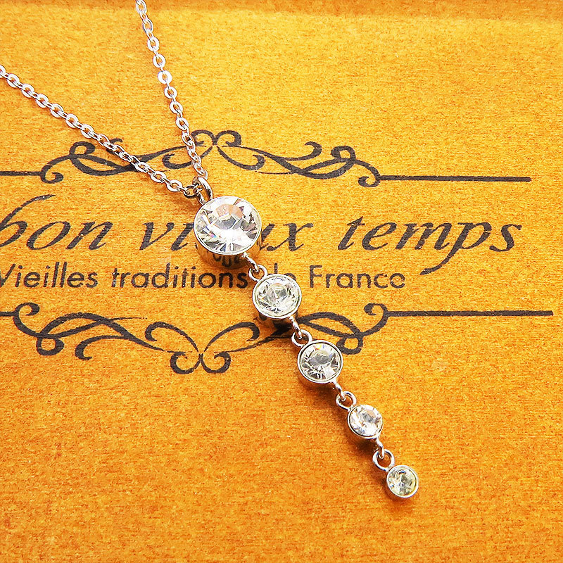 大きさの異なる5連のラインストーンが揺れるエレガントなネックレス フォーマル カジュアル拍卖