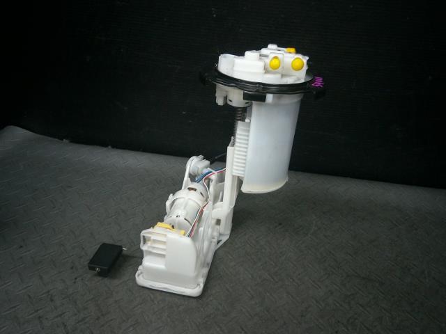 ヤリス 5BA-KSP210 燃料 フューエル ポンプ 77020-52600拍卖