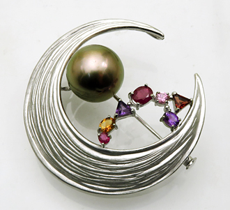 3580【黒蝶真珠ブローチ】13.6mm ルビー アメジスト他 シルバー 瑞浪鉱物展示館【送料無料】拍卖