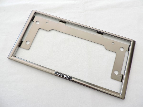 ダイハツ純正 チタン調 ナンバープレートリム ナンバーフレーム 1枚 DAIHATSUロゴ入り拍卖