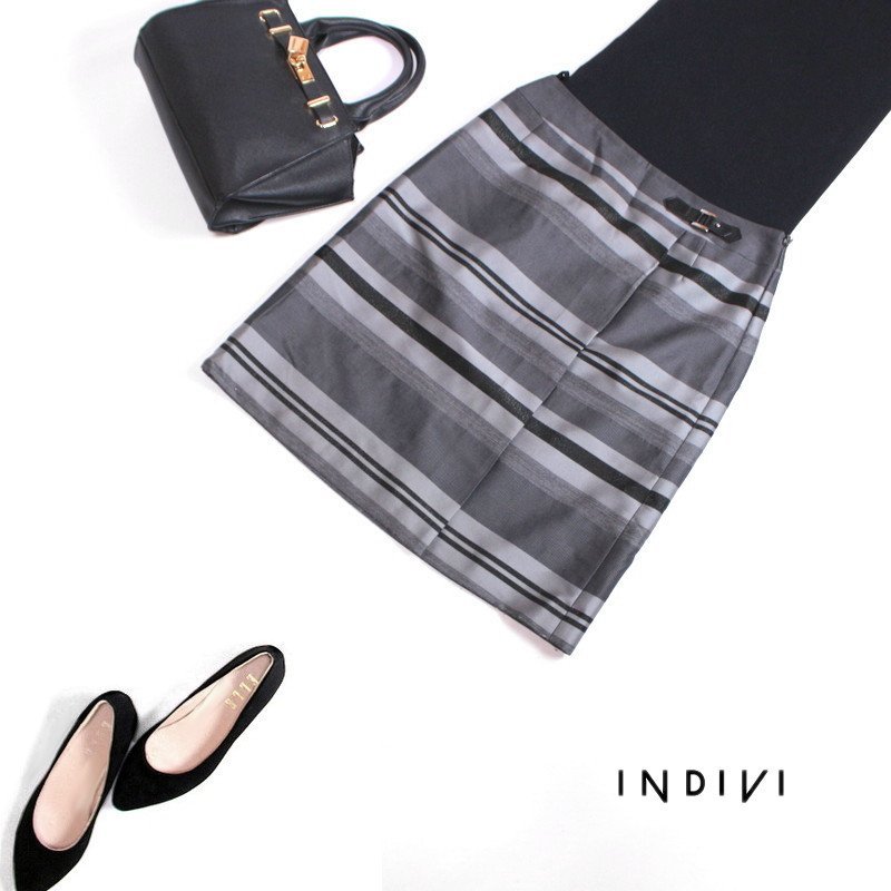 美品 インディヴィ INDIVI 株) ワールド ■ 秋 合物 艶 ラメ シンプル レザーベルト一体 マルチボーダー柄 タイトスカート 38 9号 グレー 拍卖