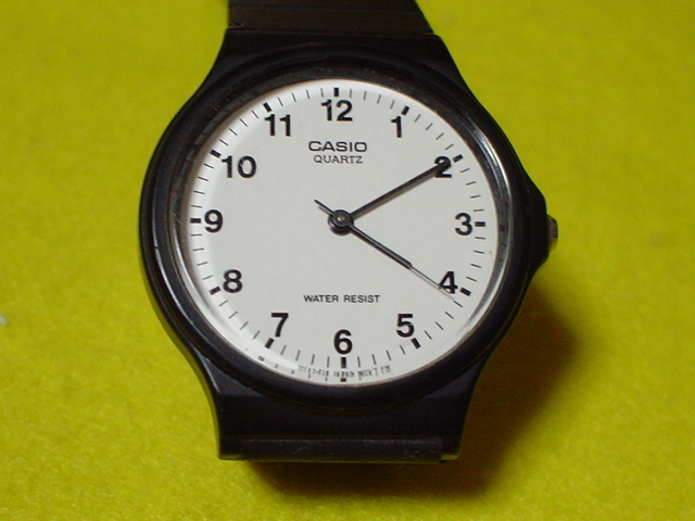珍品 カシオ MQー24 腕時計 ホワイト&ブラック拍卖