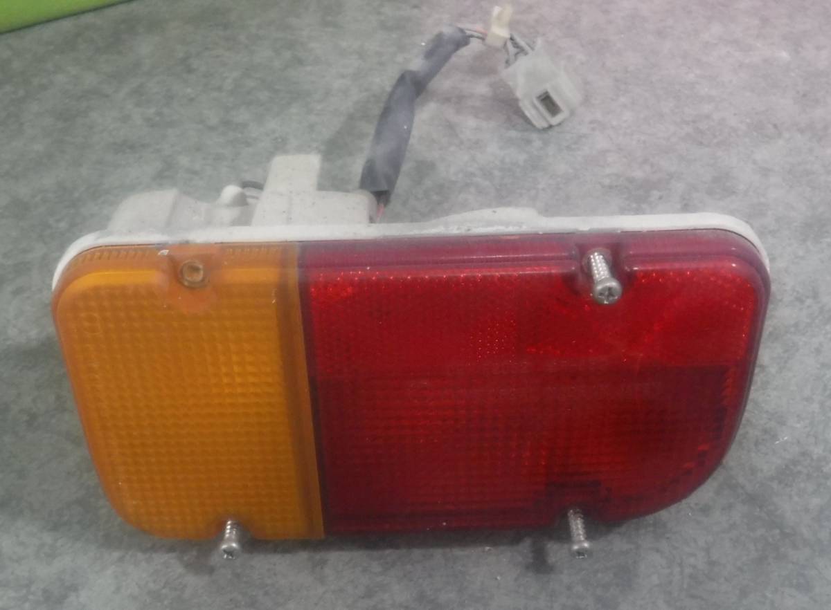サンバー軽トラKS3左テールランプ助手席KS4左テールレンズ純正テールライト左リア コンビネーションランプ左リヤ レンズ部品取り車あります拍卖