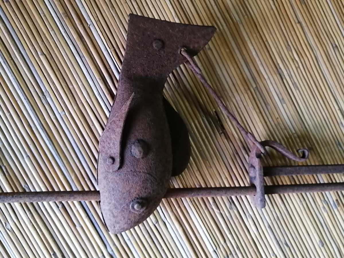 鉄自在鈎 魚の横木 明治 囲炉裏 炉端 湯釜 茶釜 古民家 ディスプレイ ハンガー D15E10 拍卖