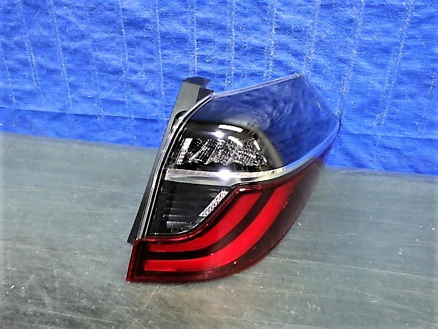 S761 シャトル GK8 GK9 後期 右テール W4845 ハイブリッド GP7 GP8 美品拍卖