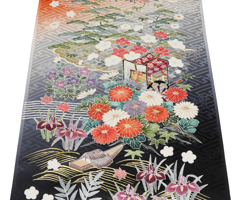 804番 新古品 振袖用片袖部分 仮縫い後解き湯のし済 未使用 長さ約260cm 紗綾型に菊の地に錆朱と鼠と黒の濃淡暈しに松竹梅や雲や様々な花拍卖