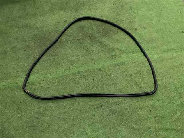 ニッサン NV350キャラバン VW6E26 ウェザーストリップ 左前 80831-3XA0B拍卖