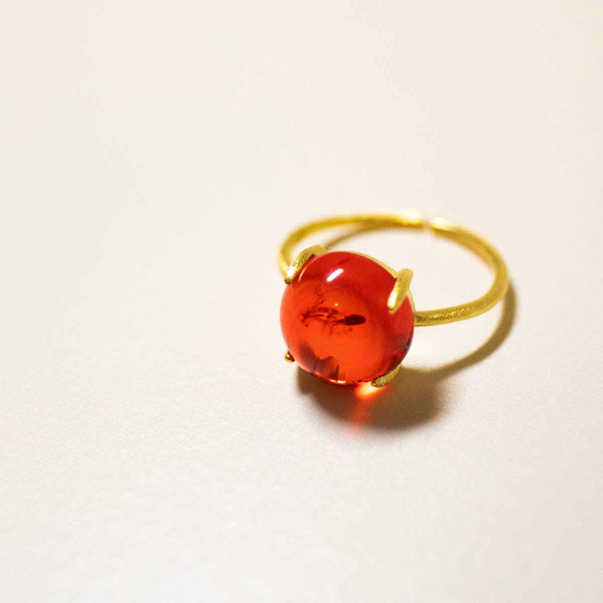 レッドカラーアンバー リング◆フリーサイズ◆クラック入り 琥珀◆ゴールド◆指輪拍卖