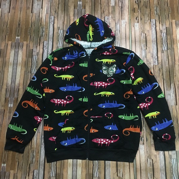 新品・即決・トカゲ?カメレオン?×胸元にスパンコール猫の総柄のジップアップパーカ・L拍卖