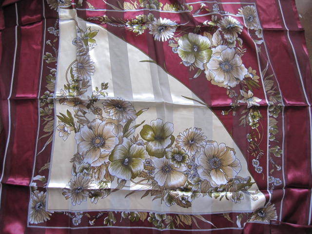 新品 未使用 非売品 ベルーナ通販 ノベルティ スカーフ フラワー柄 紅色 ボタン 椿 パンジー マーガレット カトレア コスモス拍卖