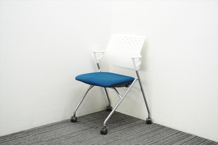 【送料無料】【中古】コクヨ ピエガ ミーティングチェア 肘付 シルバー塗装脚 背樹脂タイプ プルシアンブルー拍卖