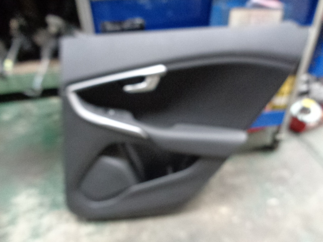 ボルボ V40 MB4164T 純正 ドア内張り リア右拍卖