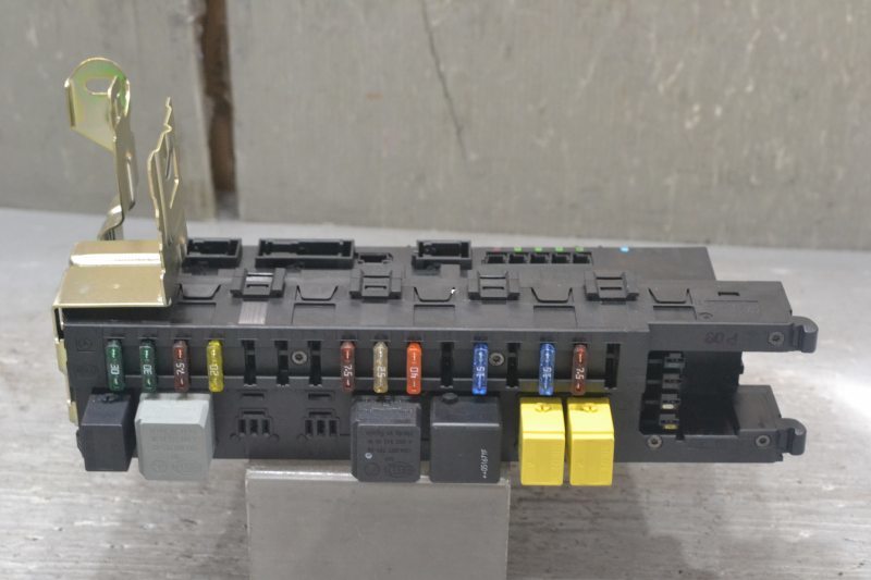 ベンツ C180 コンプレッサー 前期(203246) 純正 破損無 取付OK 動作保証 エンジン ヒューズボックス サムリレー 203 545 31 01 K065209拍卖