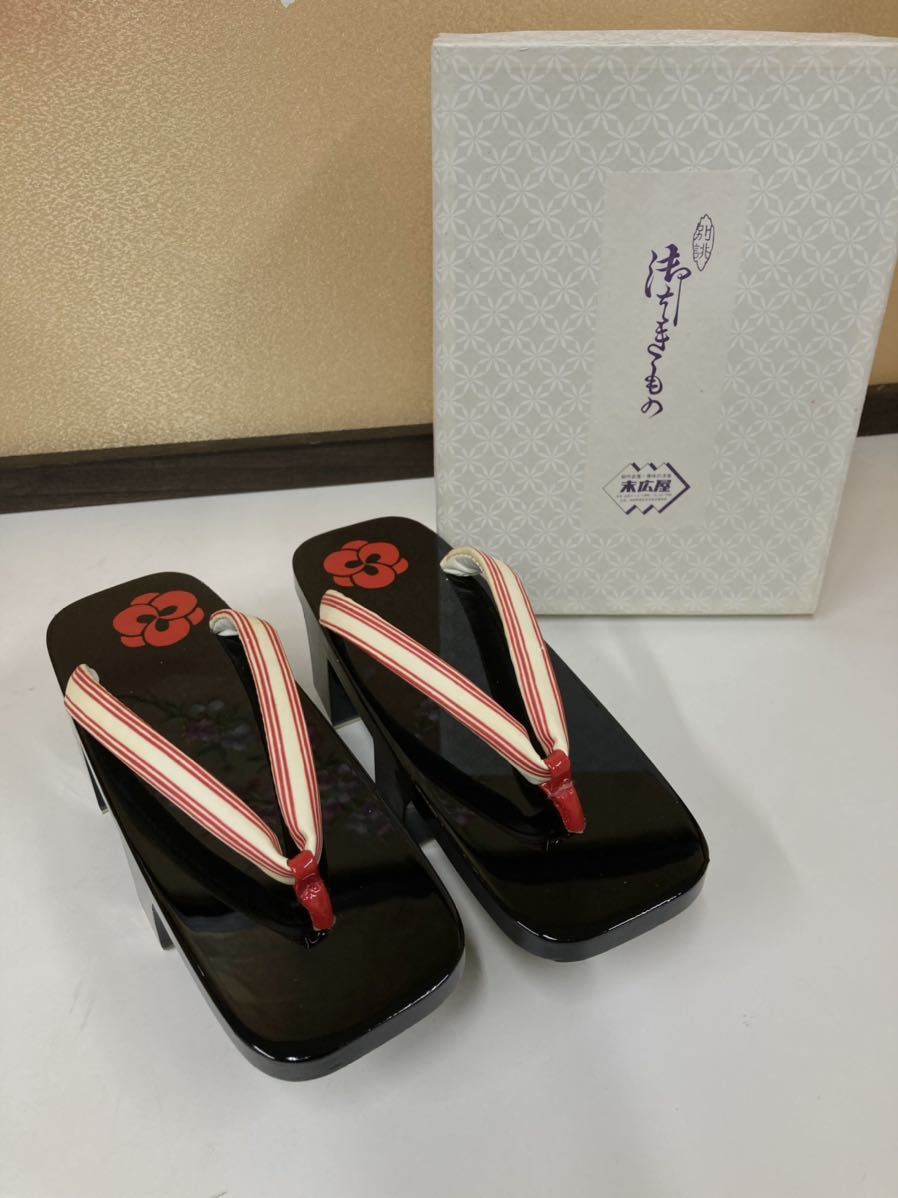 堀》④ 末広屋 下駄 (約23cm) 雨カバー付 中古品 着物 舞台衣装 赤 白 黒 稽古 和装 和装小物 (221024 5-1)拍卖
