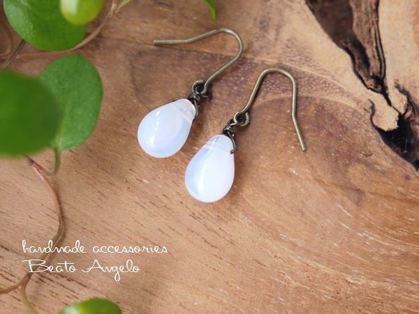 ◆+angelo+チェコドロップのプチピアス(p-425)ホワイトオパール AG 金古美 チタン 樹脂 イヤリング拍卖