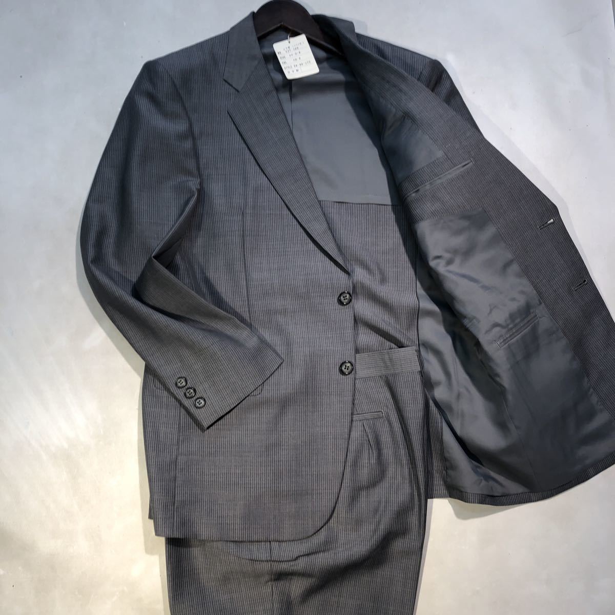 定価68,000円【サイズAB6 LL★高級紳士服】新品タグ付き 2Bシングルスーツ グレー系ストライプ背抜き/センターベンツ 90cm/ノータック拍卖
