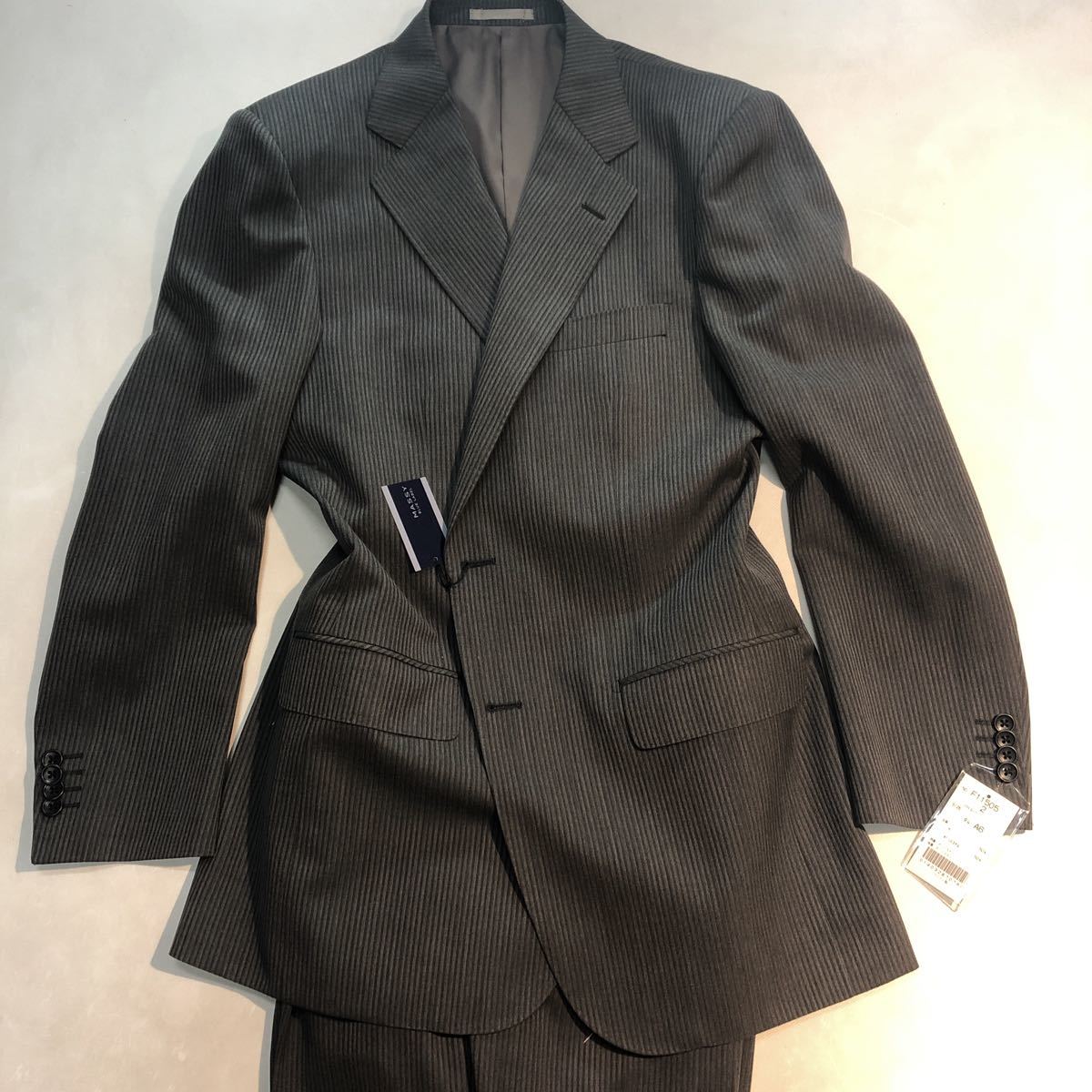 爆安部爆安部長認定シングルスーツ 新品タグ付き高級本台場仕立て サイズA6 L グレーシャドウストライプ総裏/サイドベンツ82cm/1タック拍卖