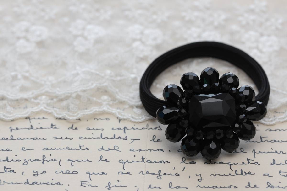 *フラワーモチーフヘアーゴムブラック拍卖