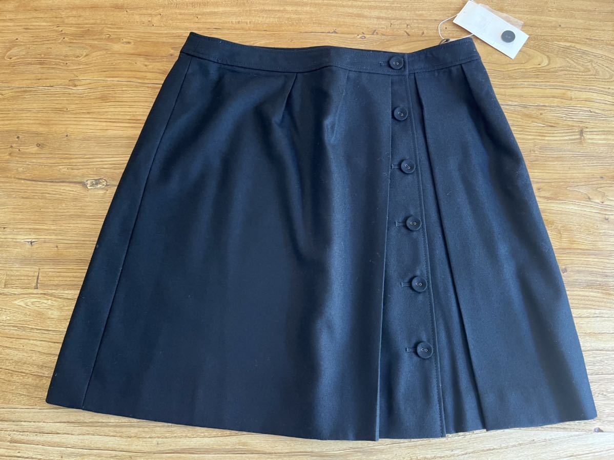 値下げ★ 新品 ★【 組曲 オンワード KUMIKYOKU 】★ 大きいサイズ ★ サイズ 7 17号相当 ★ ボタンとステッチ ★ 黒 プリーツ ★ スカート拍卖