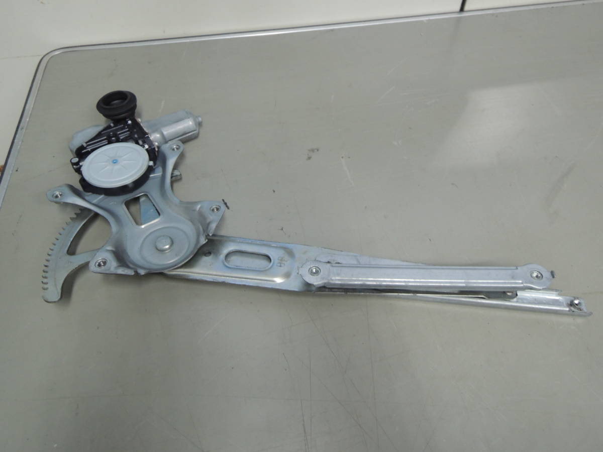 ・ ZVW30 プリウス 前期 純正 【右/リア】 レギュレーターモーター パワーウインドウ 窓 ガラス 後ろ リヤ拍卖