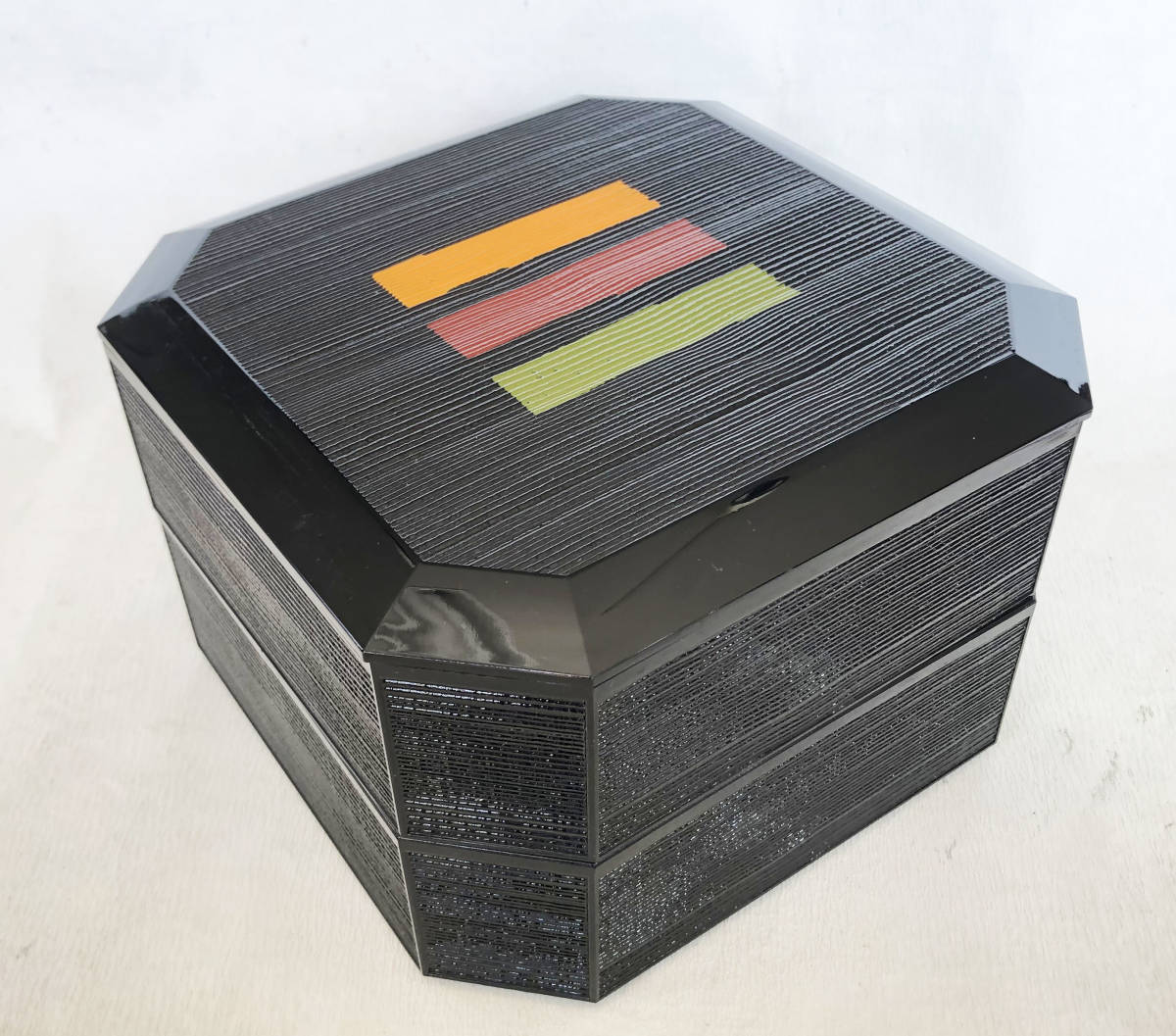 重箱 おせち 黒塗ヘギメ三色線八角二段重 19cm 小鉢仕切り付き 弁当箱拍卖