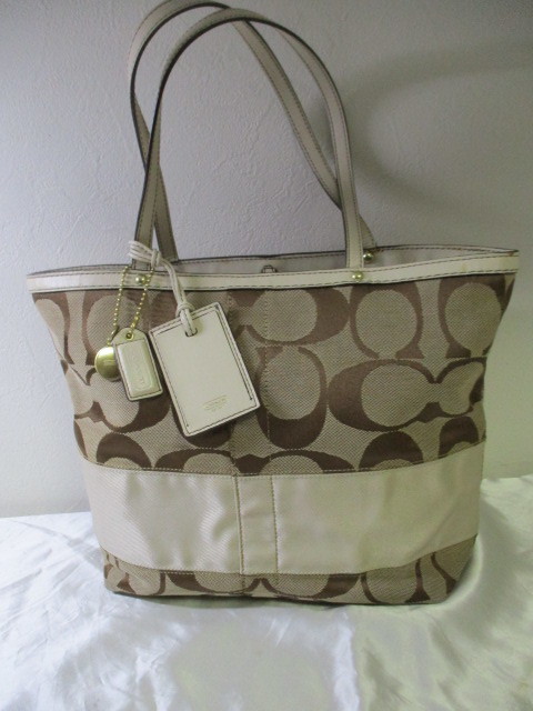 COACH コーチ 白ベージュ系シグネチャーバッグ(USED)112522M)拍卖