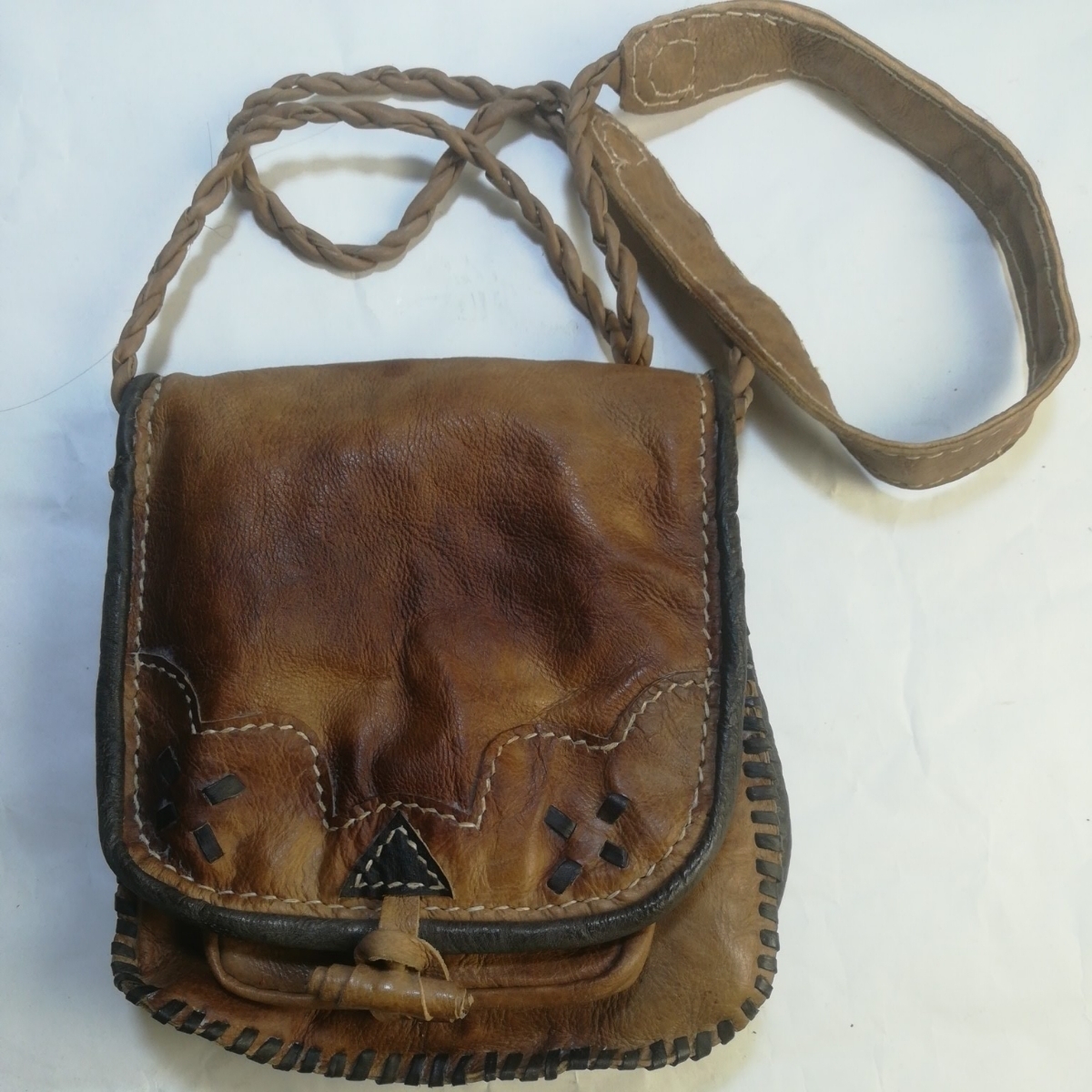在庫有ヴィンテージヒマラヤンビレッジレザーショルダーバッグ天然鞣しナチュラル生活フェアトレードnepal山岳民族幅約17高約19厚6.5紐98cm拍卖