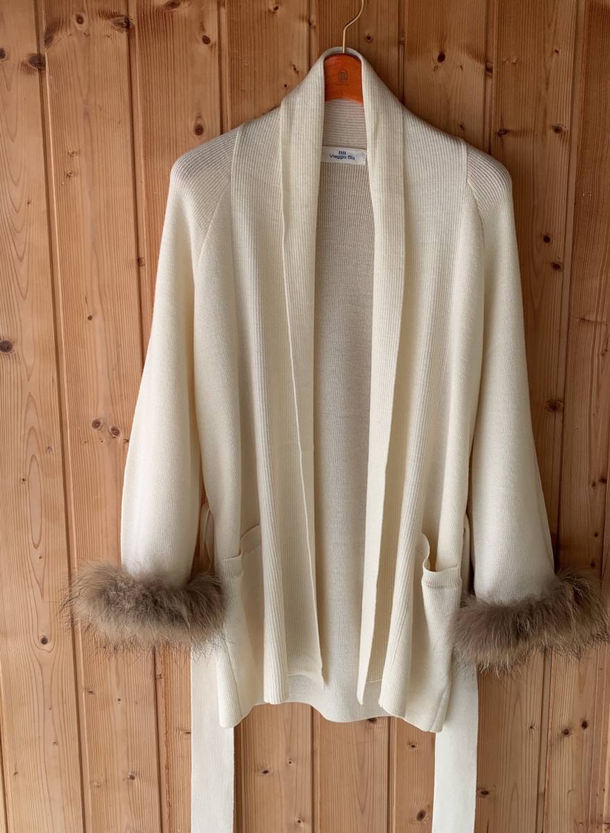 ☆Viaggio Blu (ビアッジョブルー)白 ラクーンファー付 ニットカーデガン☆拍卖
