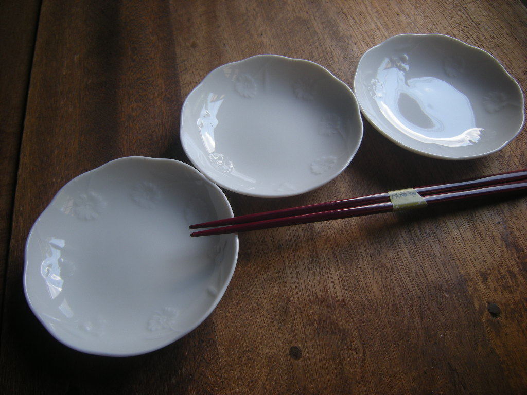 池◎美濃焼【新品・未使用】白磁器 象嵌 フラワー 洋皿 小皿 4寸(12㎝x2.7㎝)5枚セット まとめて *お値打*掘り出し物*拍卖