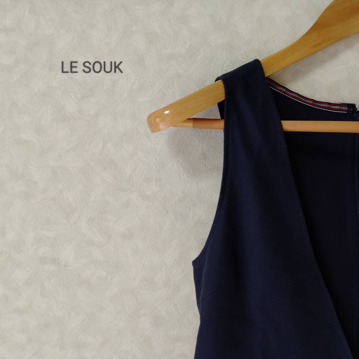 LE SOUK ルスーク 深Vネック タック ノースリーブ ワンピース ミニ丈 無地 ウエストマーク 上品 キレイめ ダークブルー サイズ36 SJJ196拍卖