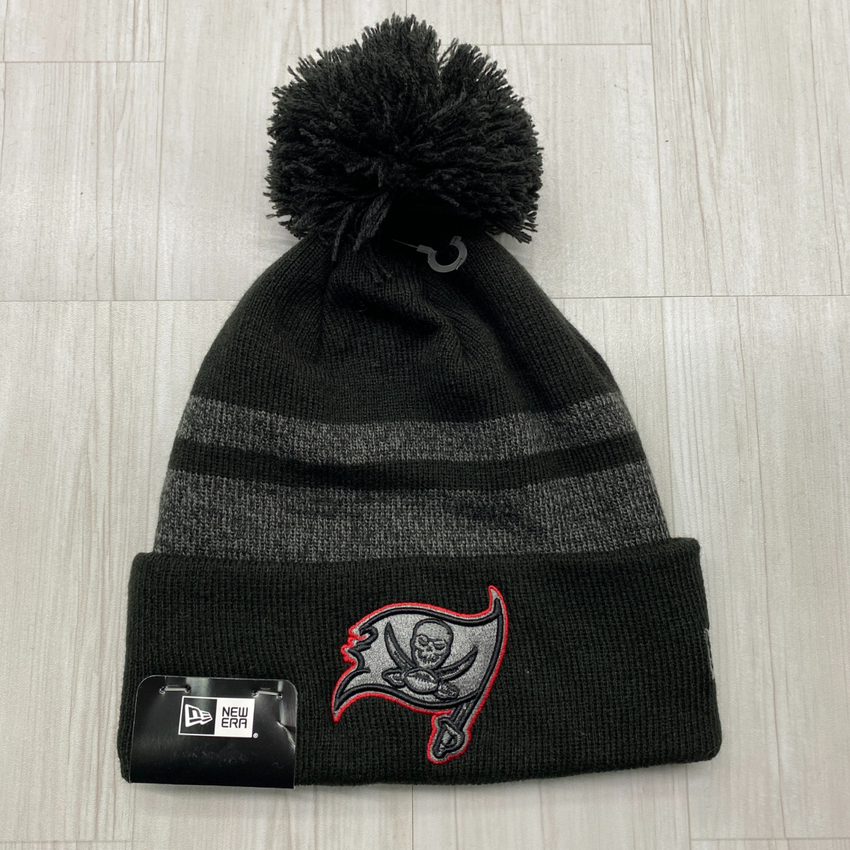 USA正規品 NEWERA ニューエラ NFL ニット帽 タンパベイ バッカニアーズ Buccaneers 黒 グレー ポンポン付 ニットキャップ アメフト拍卖