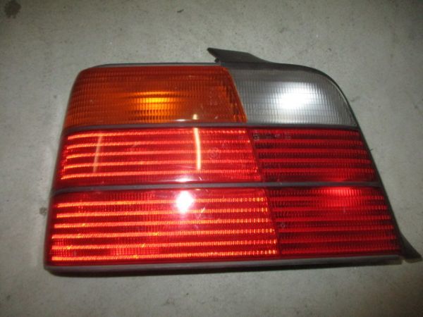 ■BMW E36 4ドア セダン テールランプ 左 中古 8368323 63211393431 部品取あり テールライト バックランプ コネクター ■拍卖