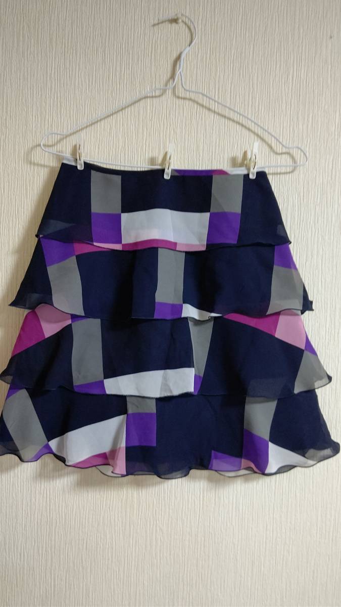 QUEENS COURT★ネイビーパープル系4段フリルミニスカート★幾何学模様ティアードシフォンクイーンズコート拍卖