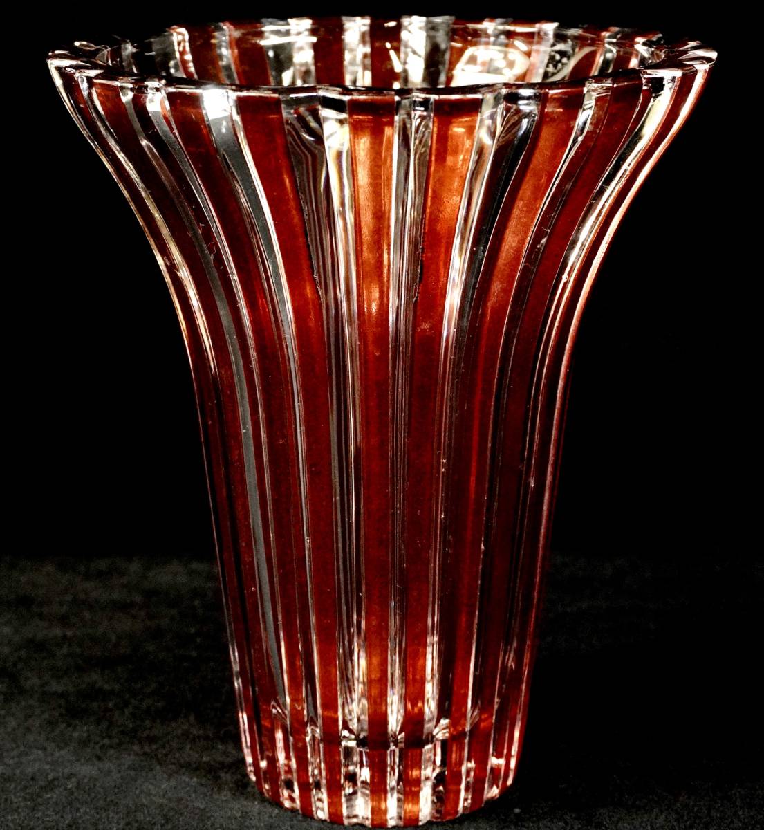 昭和レトロ 曽我ガラス RICCARDO 色被せ花瓶 クランベリーライン 直径17㎝ 高さ20㎝ ビンテージ感のある佇まいが素敵です! IKT411拍卖
