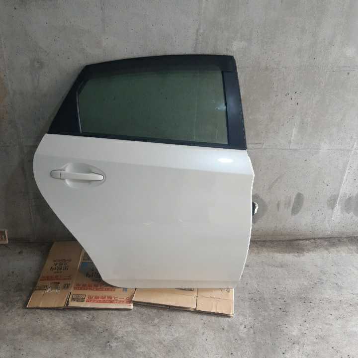 ZVW30 30プリウス 右後ろドア リアドア 運転席側リア 引き取り限定拍卖