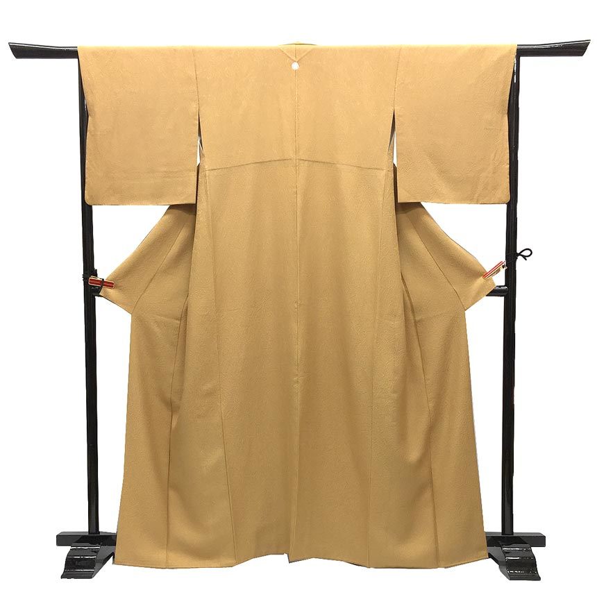 京やF019 正絹 色無地 一つ紋 地模様入り 紋付色無地 背紋入り 袷の着物 仕立て上がり リサイクル着物 美品 送料無料拍卖