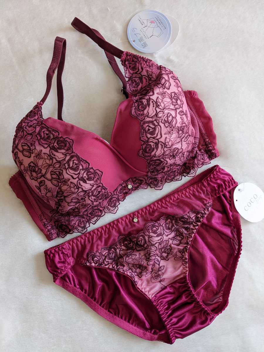 お泊まりに☆D70ブラ&パンティ上下お揃い☆未使用☆脇高ボリュームup☆きれいボルドー☆SHAKEBODY☆匿名配送可☆タグあり☆拍卖