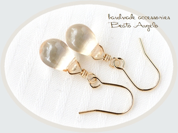 ■+angelo+K14GF チェコドロップのプチピアス(p-278)シャンパン 一粒 シンプル 大人 春 チタン 樹脂 イヤリング拍卖