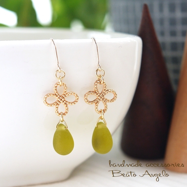 ♪♪+angelo+チェコドロップとフラワーのピアス(p-528)カーキマット G拍卖