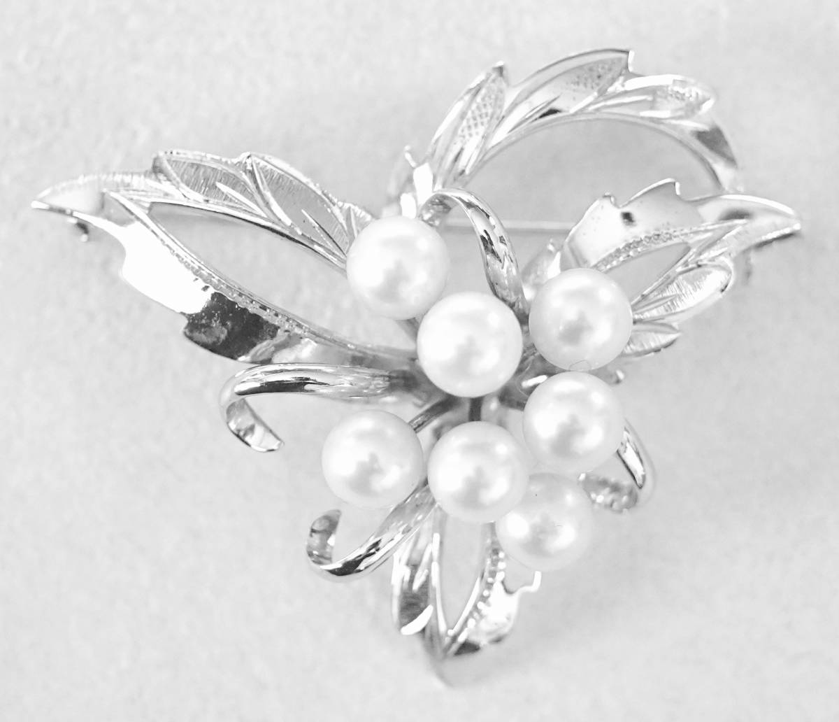 シルバー製 パール付きブーケのようなブローチ 葉っぱと花 結婚式 入学式 卒業式 フォーマルな場にも レトロ拍卖