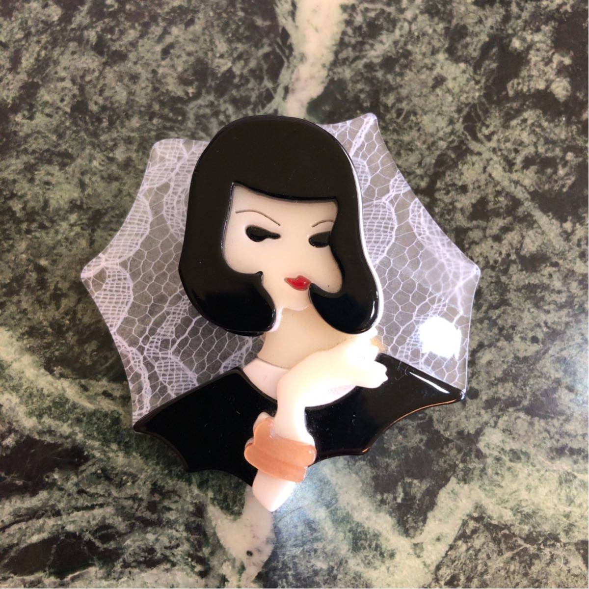 【新品】デザインブローチ★モダンガール モノトーン 女の子 アクリル レース 白黒 プレゼント ギフト 洋風 洋装 和装 グラフィック アート拍卖