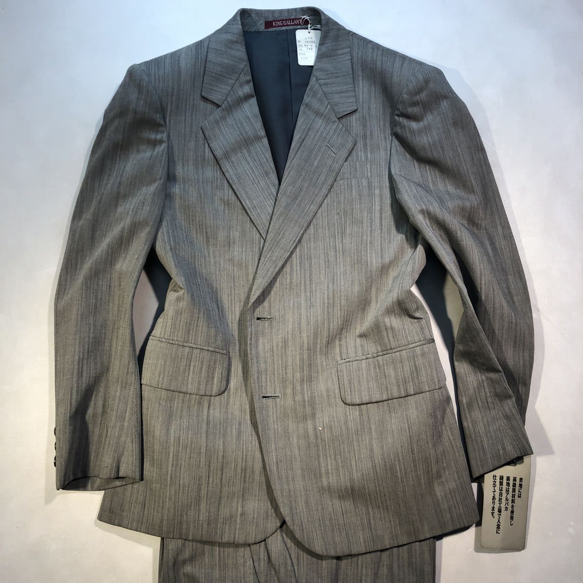 職人手縫い匠の逸品 新品タグ付き高級シングルスーツAB3 ライトグレー 洗練された織り柄 本台場仕立て 背抜き/サイドベンツ 1タック 限定1拍卖
